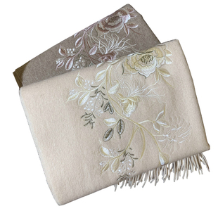 羊毛披肩外搭女秋冬保暖百搭刺绣围巾送妈妈礼物礼盒装新款