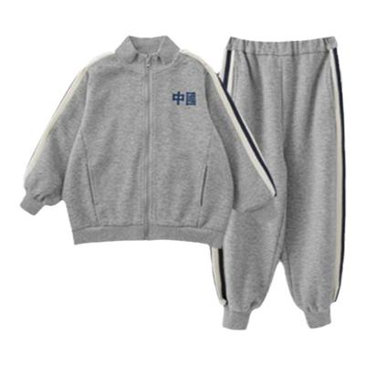 袖口撞色贴织带的设计