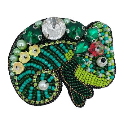 手作绿色变色龙珠绣胸针