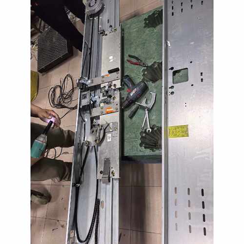 三菱电梯轿门挂板组件 P131074B103G01L09 整套全新设备上拆下来