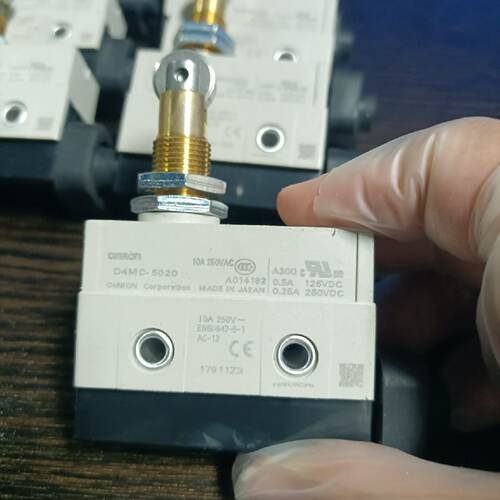 【请询价】行程限位开关，D4MC-5020，库存8个，几乎全新，