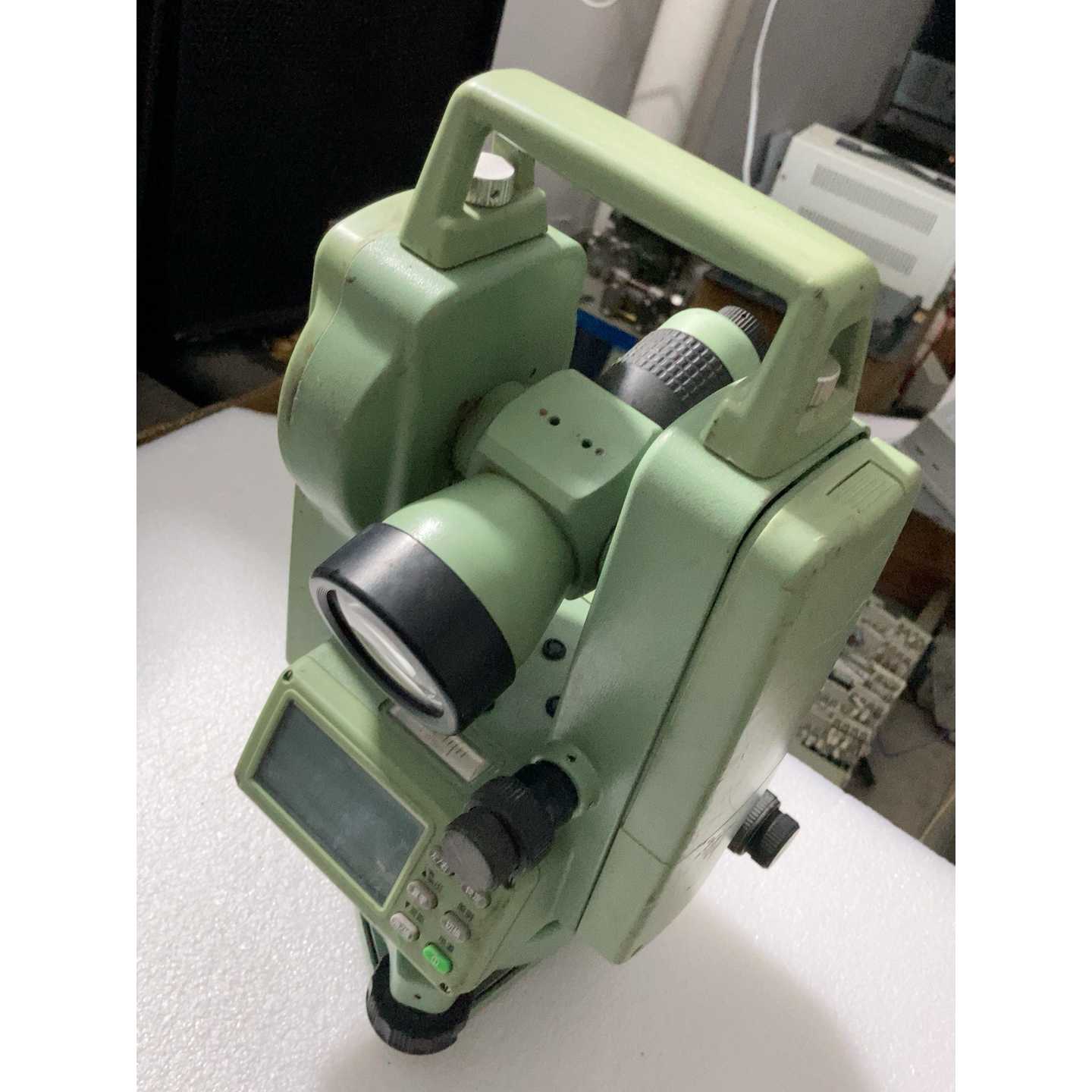 议价三鼎全站仪DT-02C,电池没电了用外接电源开的机,不会测试