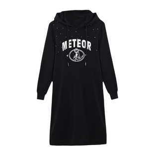 采多宝大码女装胖mm2026春季新款时尚印花连帽针织黑色连衣裙