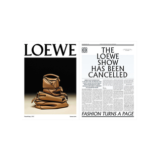 ins英文杂志画册花店服装店摆拍手拿大报纸网红博主街拍装饰道具