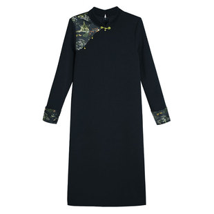 柒院微胖大码女轻奢国风新中式盘扣连衣裙2025秋冬宽松显瘦中长裙