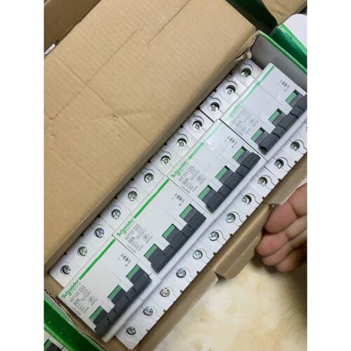 〔议价-可维修〕3P型隔离开关INT125 32A 新的未使用过(盒