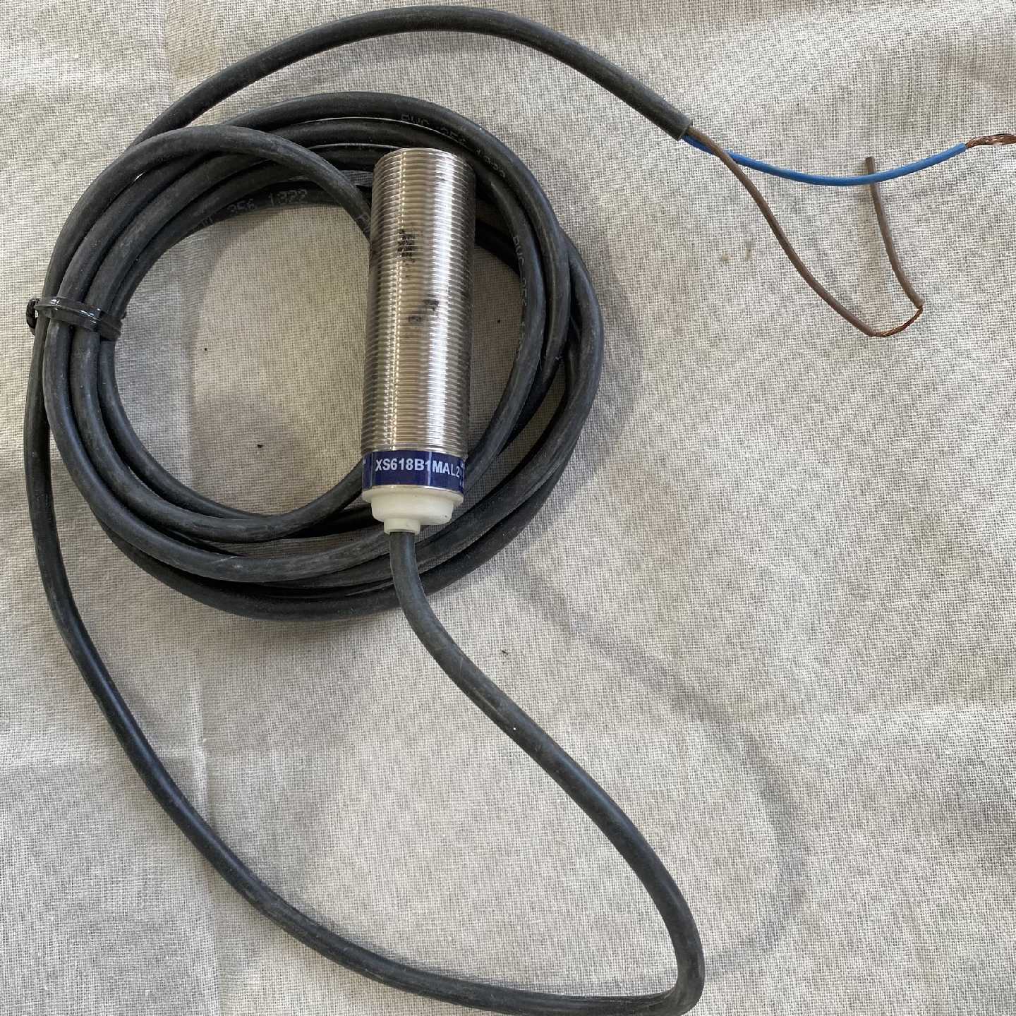 议价施耐德光电开关XS618B1MAL2接近开关传感器小形传感器
