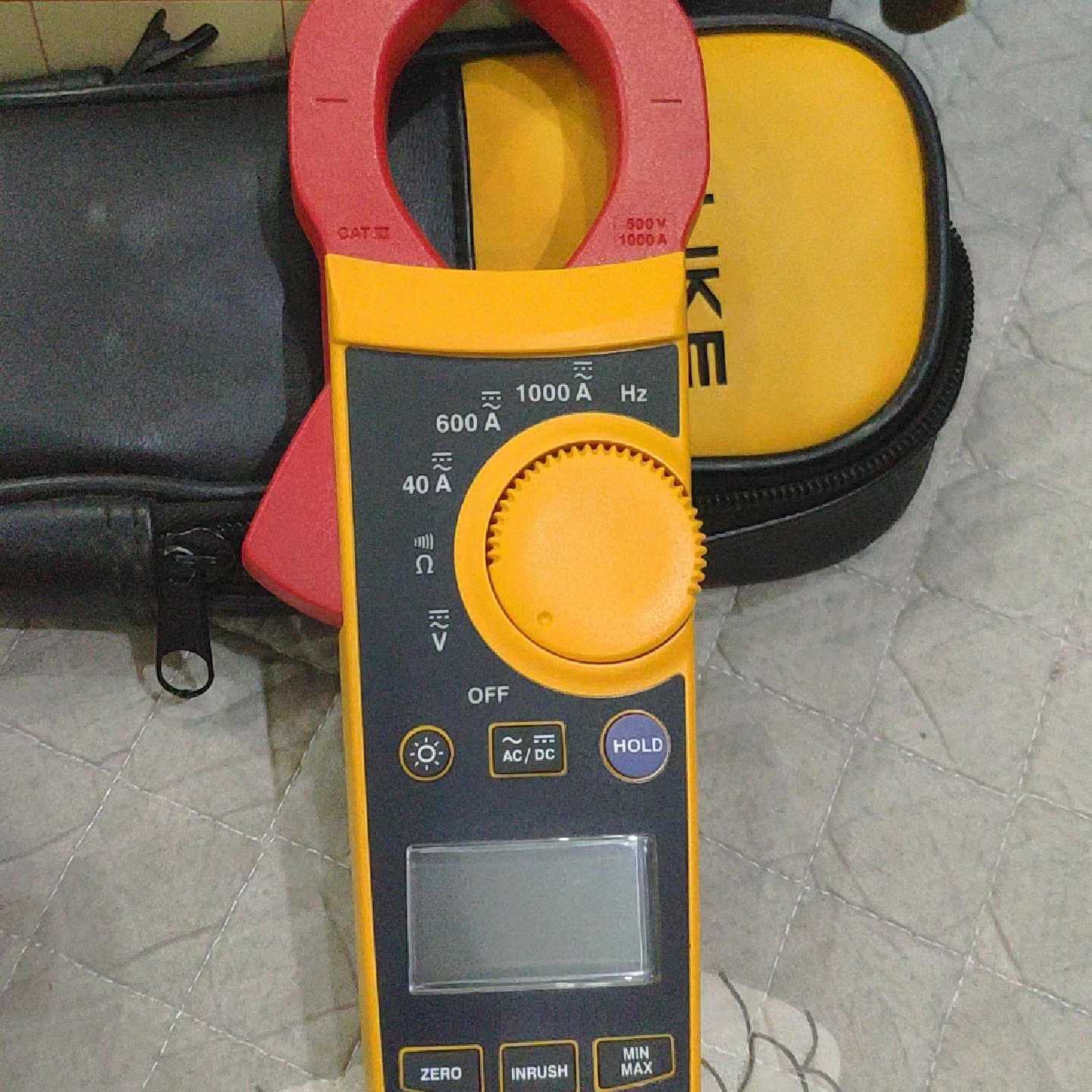 溢价-福禄克钳形电流表型号319，买来没用用过几次图片