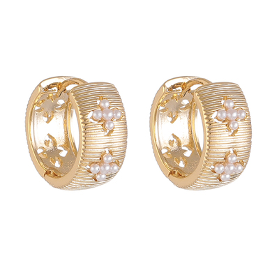 酷感与精致并存的这款金色耳环