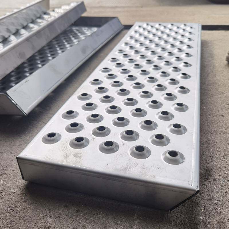 不锈钢冲孔防滑板鱼眼圆形冲孔网凸起走冲孔铝板防滑板平台道