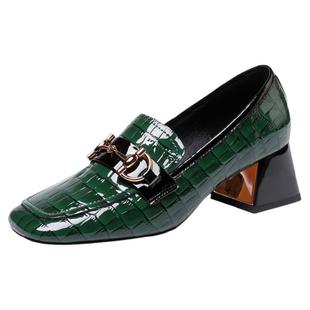 思卡琪方头中跟单鞋女漆皮新款时尚百搭粗跟软底小皮鞋大码女鞋子