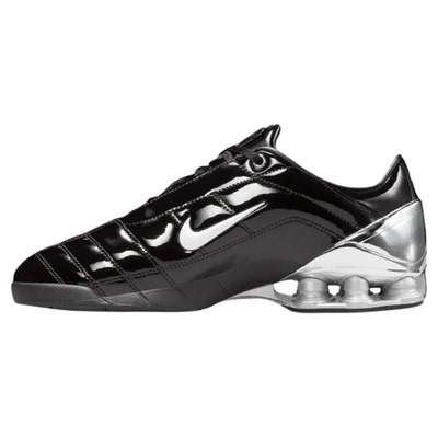 黑银百搭舒适耐磨足球鞋耐克