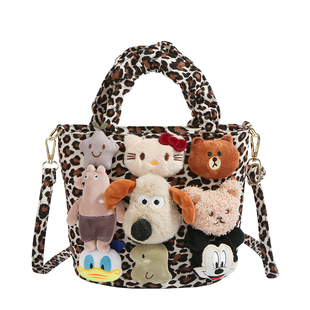 超火小众豹纹帆布包包女款秋冬流行百搭斜挎包可爱卡通手提水桶包