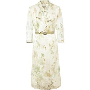 【林间初见】粉蓝衣橱2025春秋新款漫游飘带提花缎面V领连衣裙女