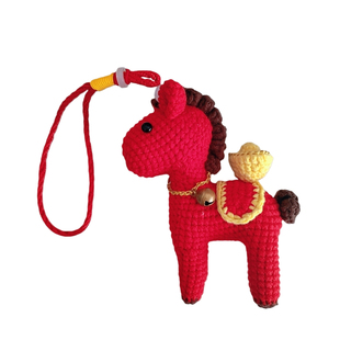 手工钩针小红马创意玩偶本命年生肖红色小马上有钱钥匙扣包包挂件