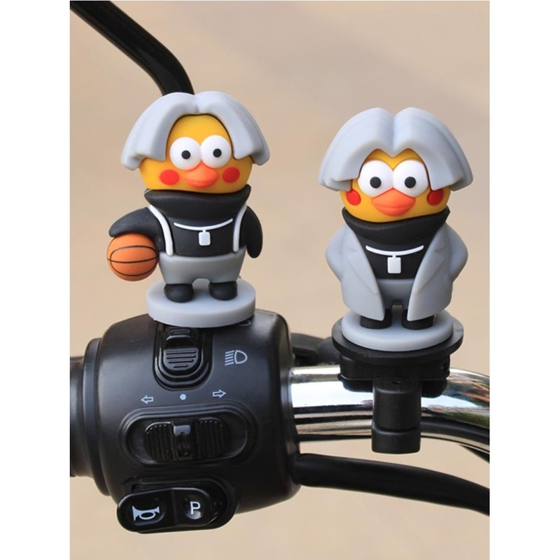 鸡你太美小黑子蔡小黄鸭车载摆件自行车头盔徐坤电动机车装饰品