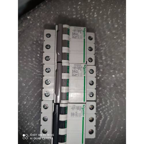 询价下单施耐德断路器，型号OSMC32N3D63和C65N D20，