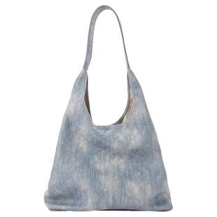 热风包包2026年春季新款女士编织压纹单肩软包慵懒风大容量单肩包