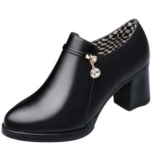 胖妈妈鞋春秋单鞋不累脚软底中年中老年40中跟50岁真皮宽胖脚皮鞋