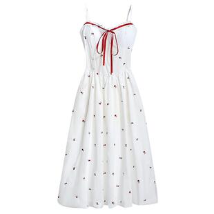 茶歇法式白色碎花吊带花苞连衣裙女2026夏季新款收腰a字水母长裙