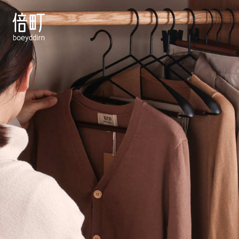 倍町榉木实木扁钩铁艺新款北欧风原木时尚轻奢宽肩衣架衣柜大衣撑