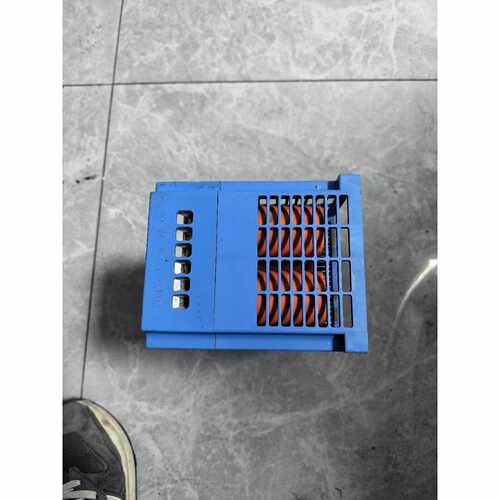 询价众辰变频器Z2400T-7R5GY-HD。成色不错无破损（如