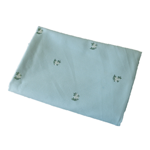 浅蓝白花簇绣花斜纹纱卡麻棉  秋冬上衣连衣裙子衬衫童装娃衫面料