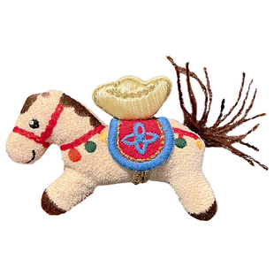 可爱红色新年布艺本命年小马胸针女2026新款胸花围巾大衣别针配饰