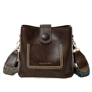 小众包包2024韩版新款百搭通勤宽肩带单肩包高级包水桶复古斜挎包