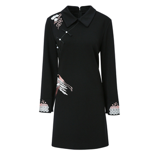 海青蓝复古国风盘扣刺绣连衣裙2025春装新款红色过年优雅中式裙子