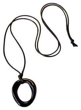 黑色皮绳不规则圆环吊坠脖子配饰