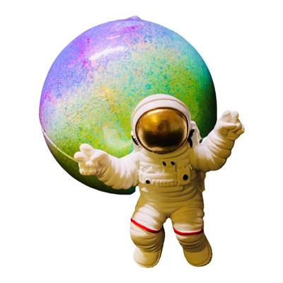 有戒指的泡澡球鎏金像沉入星空