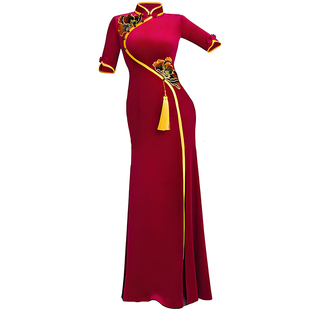 舞姿翼修身形体礼仪走秀训练服婚宴酒红色古典丝绒绣花中袖旗袍裙
