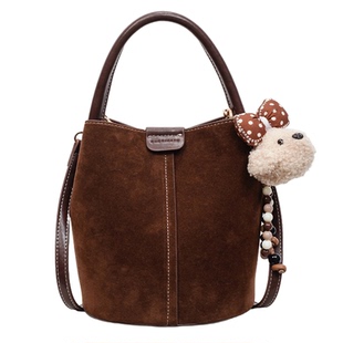 美拉德复古磨砂包包女2026新款秋冬通勤百搭斜挎包超火手提水桶包