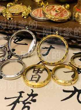 山鬼花钱保护壳吊坠钛钢镀金仿古太极祥云图案挂件嘎乌盒定制圆形
