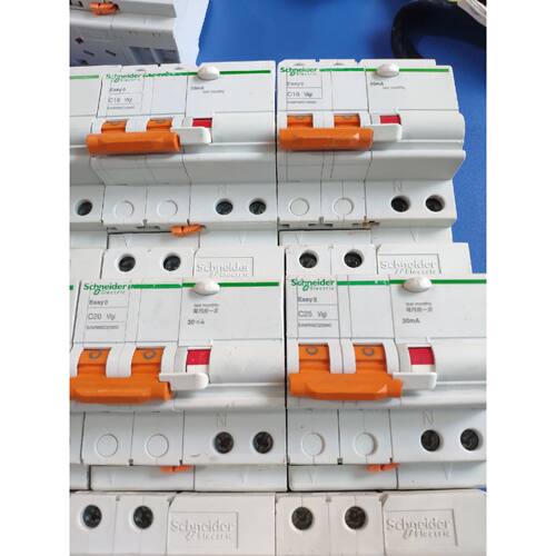 询价下单施耐德Ea9新款家用断路器漏电保护开关4位两相2p带漏电小