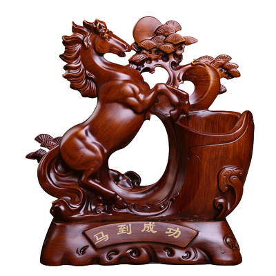 马到成功笔筒仿红木色办公室摆件