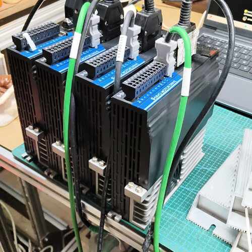 询价伺服驱动器DB10040220V8A4台实物图