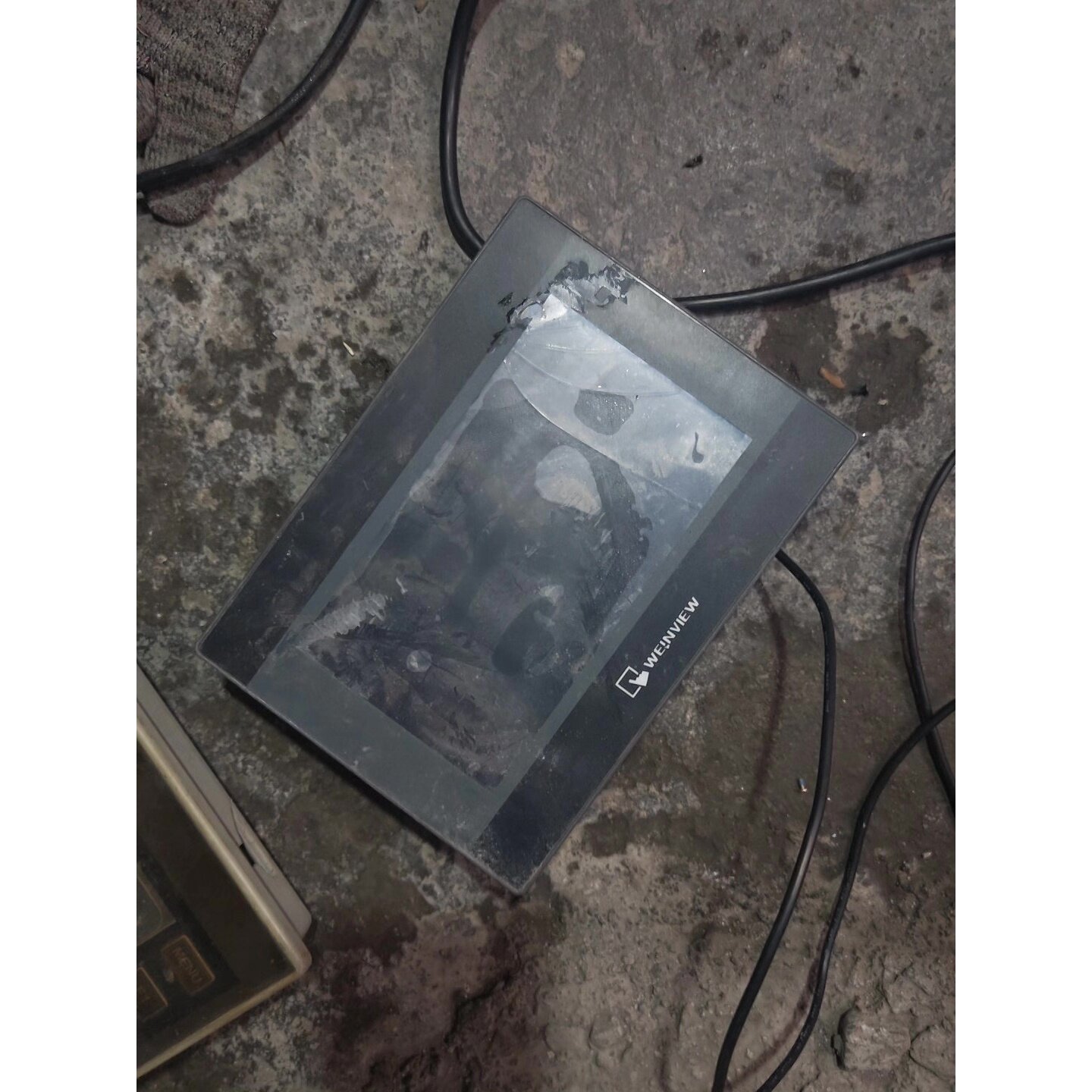 议价二手拆机一个威纶通触摸屏MT6071iP,成色如图所示,带R