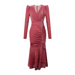 粉色收腰长袖丝绒v领连衣裙2026新款秋冬抽褶显瘦高级感气质长裙