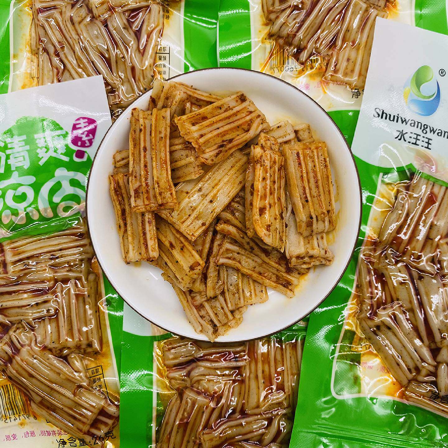 清爽凉皮爽口辣条大礼包网红袋装麻辣片休闲零食儿时的味道