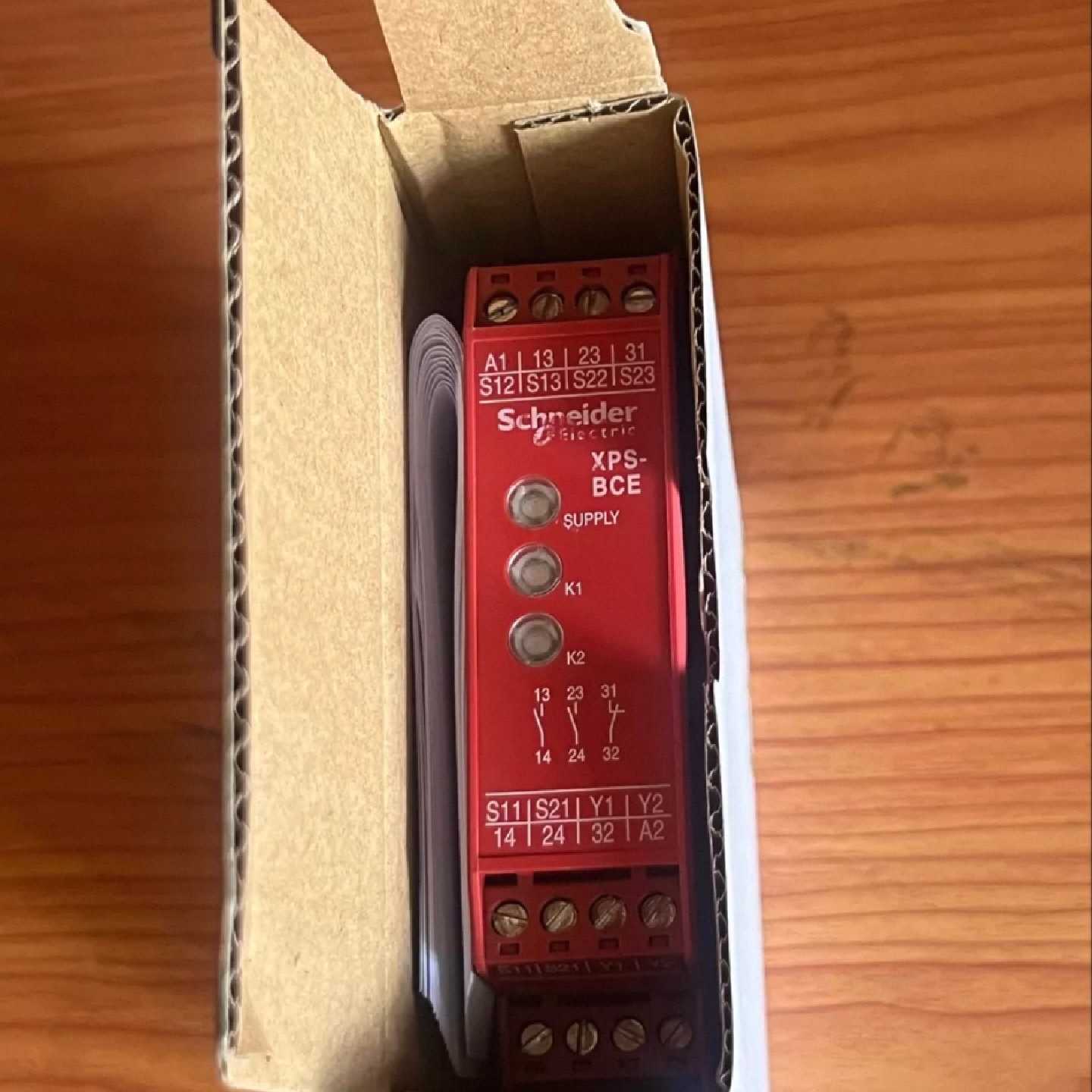 议价施耐德Preventa安全继电器 XPSBCE3110P  24V AC/DC  全新现 - 实物图
