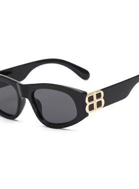 墨镜男开车大脸街拍复古风