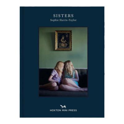 预售 Sophie Harris-Taylor摄影集 Sisters姐妹 在过去两年中拍摄并采访了 100 多对姐妹试图了解和捕捉姐妹情谊的全部含义