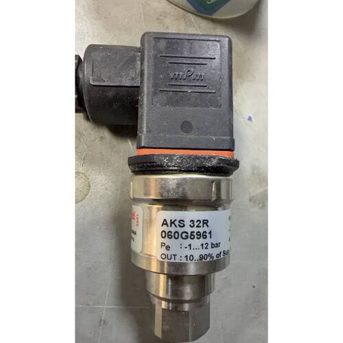 溢价-约克风冷螺杆机YSPA水压传感器AKS32R 060G596