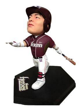 男孩房床面棒球棒头盔手套饰品