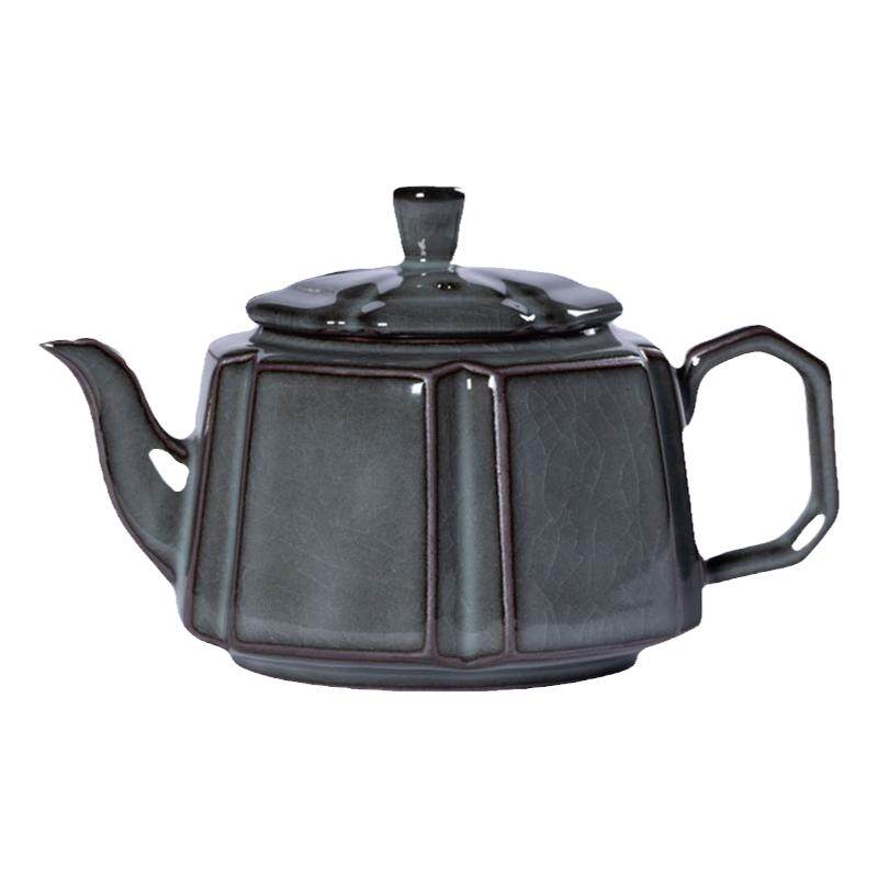龙泉青瓷铁胎茶壶泡茶