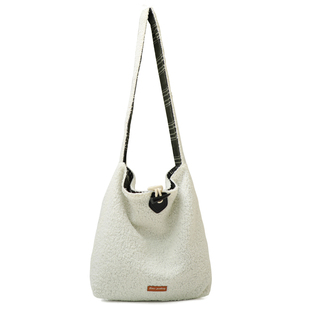 十七家百搭秋冬毛毛包软糯毛绒水桶包大容量斜跨单间包双面布袋包