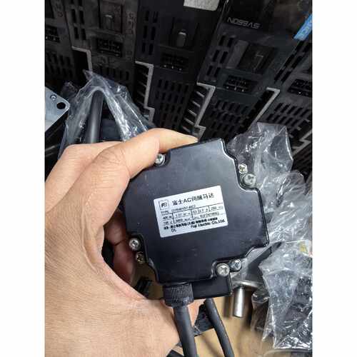 富士伺服电机GYB401D7RC2400W外观很新，议价商品