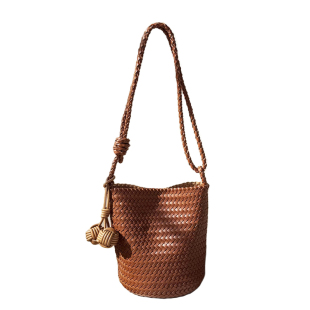 Heart Pomelo真皮手工编织包包女2025新款水桶包单肩斜挎包沙滩包